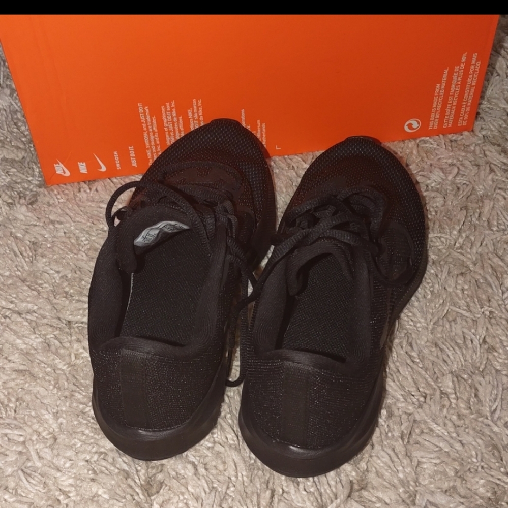 Woman's Nike - Picture 3 of 5